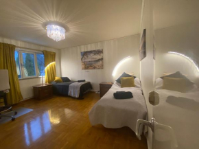 Stockholm Arlanda gratis parkering , Wifi, Fiber 1Gb, 2 enkelsängar, Långtidsboende rymligt o Garderober Room2 Täby